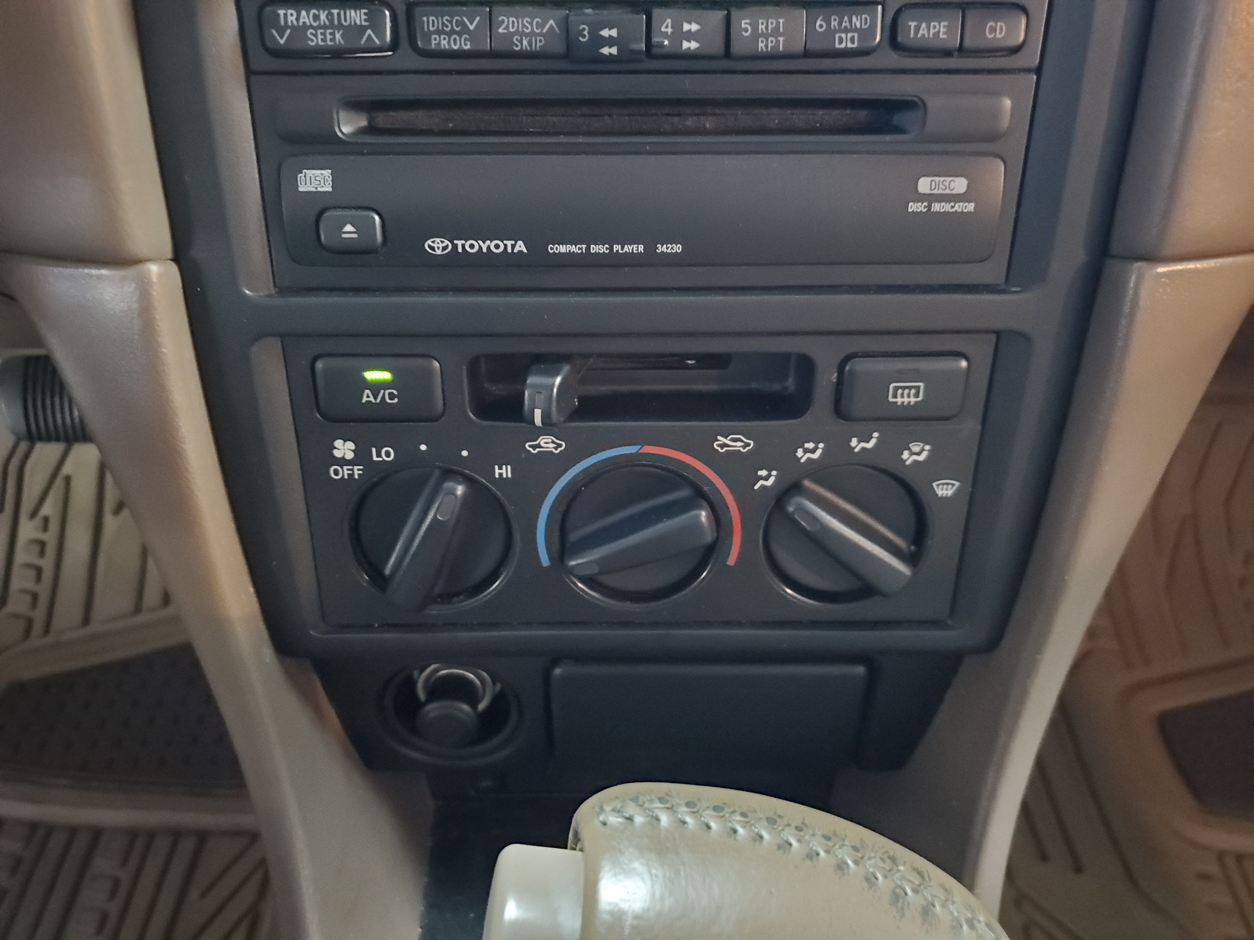 GOLD, 1998 TOYOTA CAMRY Image 26