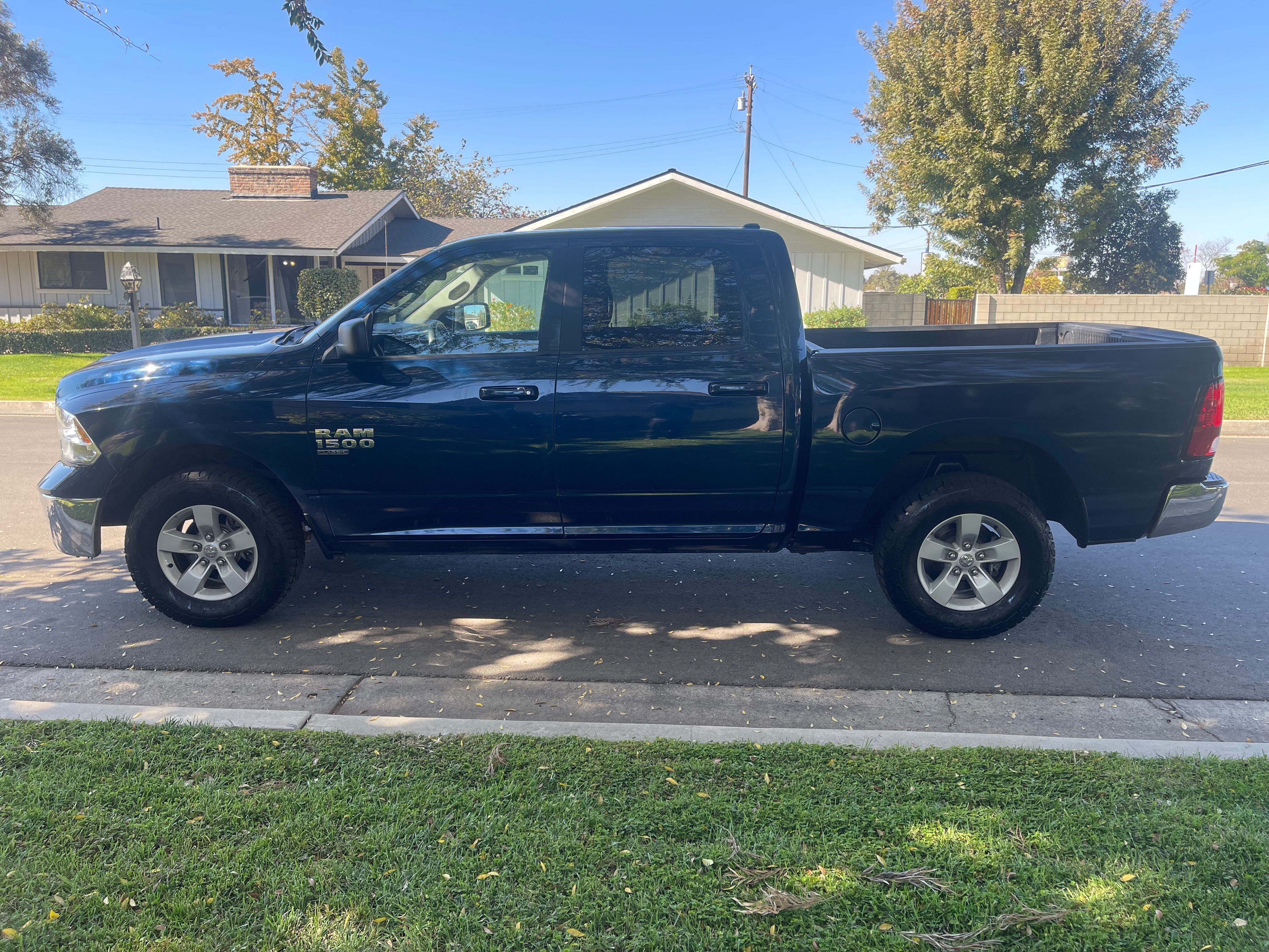 N / A, 2021 RAM 1500 CLASSIC CREW CAB Thumnail Image 10