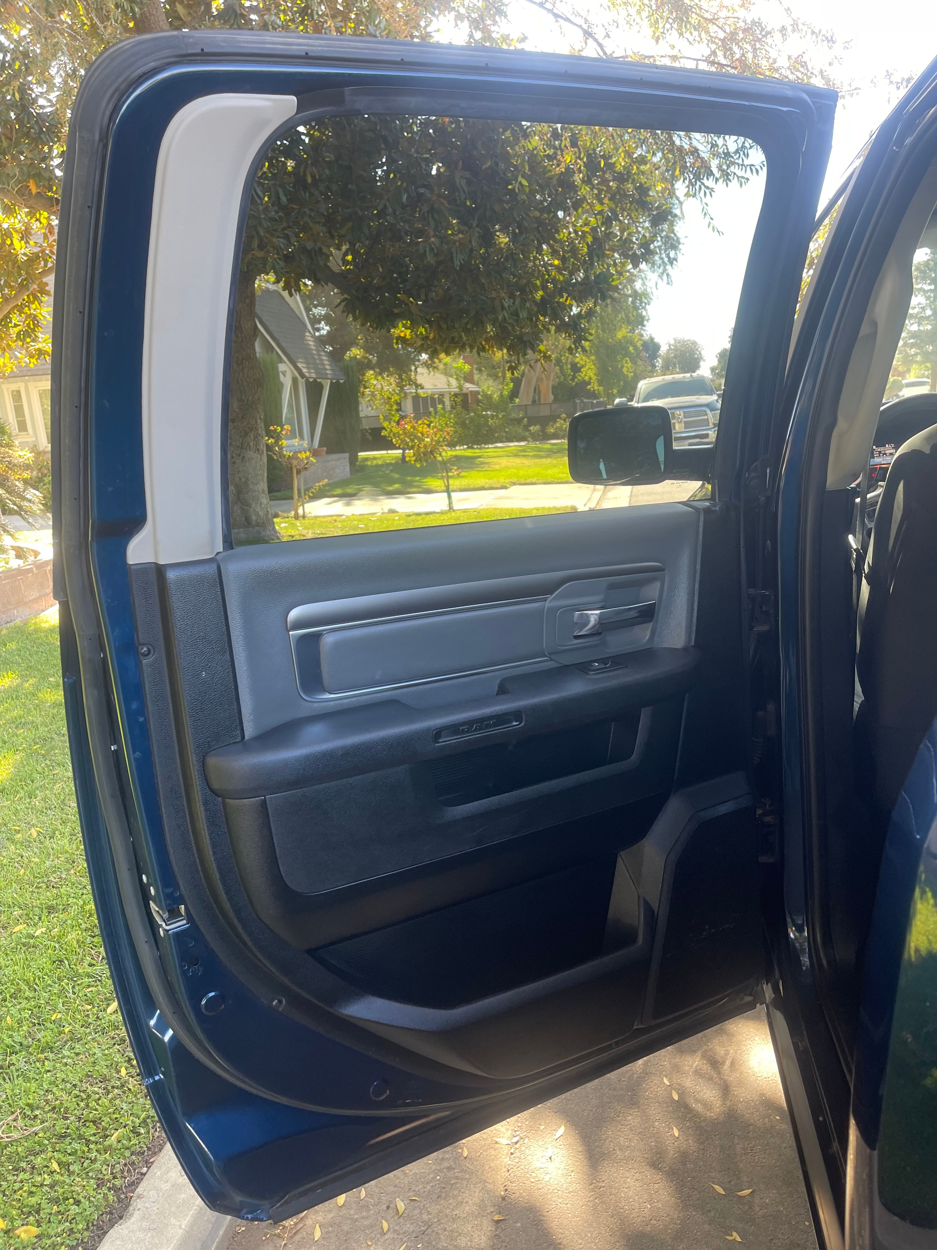 N / A, 2021 RAM 1500 CLASSIC CREW CAB Thumnail Image 22