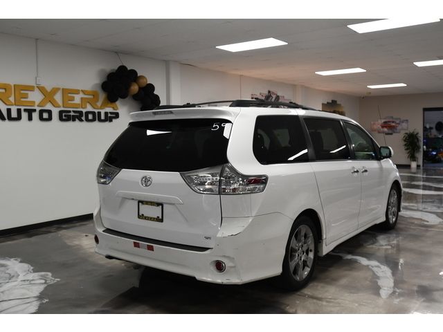 WHITE, 2013 TOYOTA SIENNA Thumnail Image 4