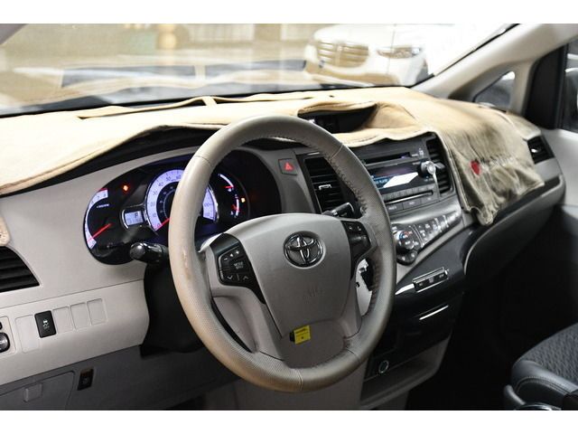 WHITE, 2013 TOYOTA SIENNA Thumnail Image 11