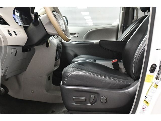 WHITE, 2013 TOYOTA SIENNA Thumnail Image 12