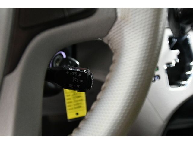 WHITE, 2013 TOYOTA SIENNA Thumnail Image 19