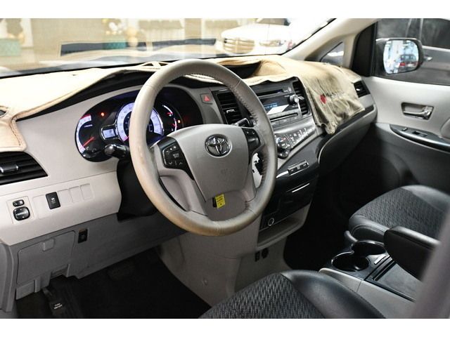 WHITE, 2013 TOYOTA SIENNA Thumnail Image 21