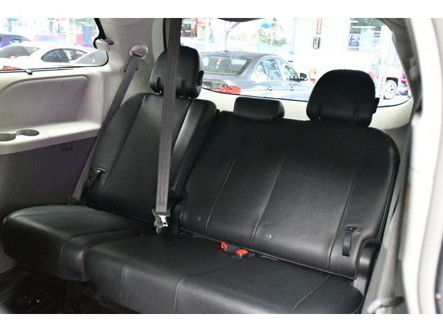 WHITE, 2013 TOYOTA SIENNA Thumnail Image 24