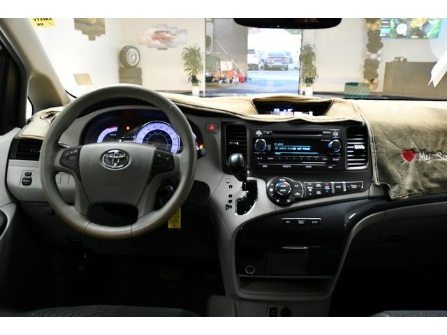 WHITE, 2013 TOYOTA SIENNA Thumnail Image 25