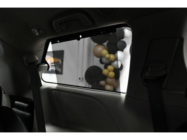WHITE, 2013 TOYOTA SIENNA Thumnail Image 31