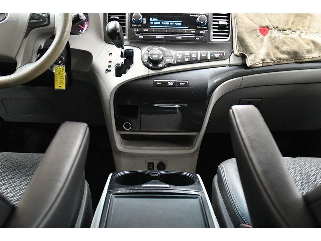 WHITE, 2013 TOYOTA SIENNA Thumnail Image 32
