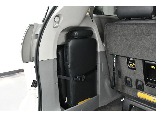 WHITE, 2013 TOYOTA SIENNA Thumnail Image 36