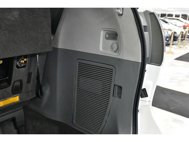 WHITE, 2013 TOYOTA SIENNA Thumnail Image 37