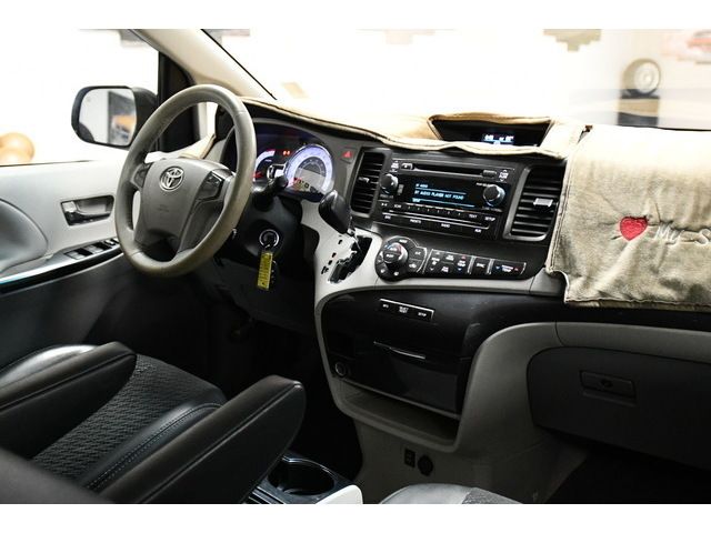 WHITE, 2013 TOYOTA SIENNA Thumnail Image 41