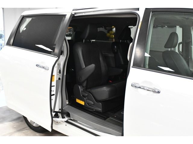 WHITE, 2013 TOYOTA SIENNA Thumnail Image 42
