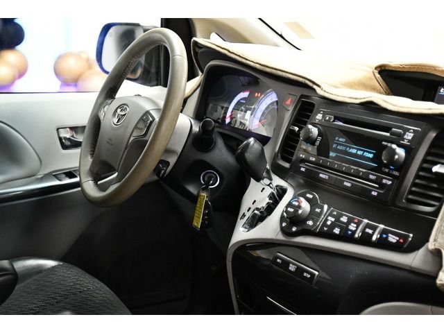 WHITE, 2013 TOYOTA SIENNA Thumnail Image 46