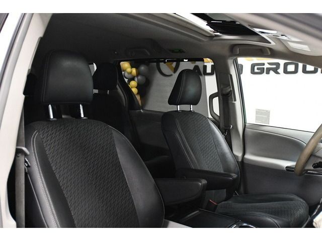 WHITE, 2013 TOYOTA SIENNA Thumnail Image 47