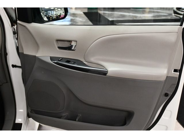 WHITE, 2013 TOYOTA SIENNA Thumnail Image 48