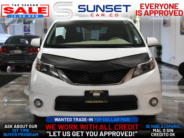 WHITE, 2013 TOYOTA SIENNA Image 