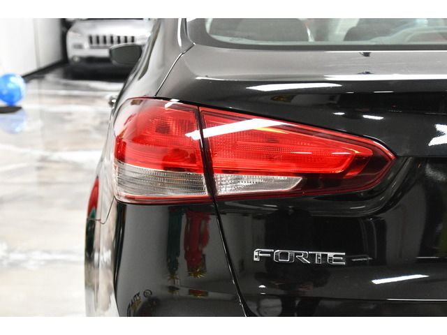 WHITE, 2017 KIA FORTE Thumnail Image 9