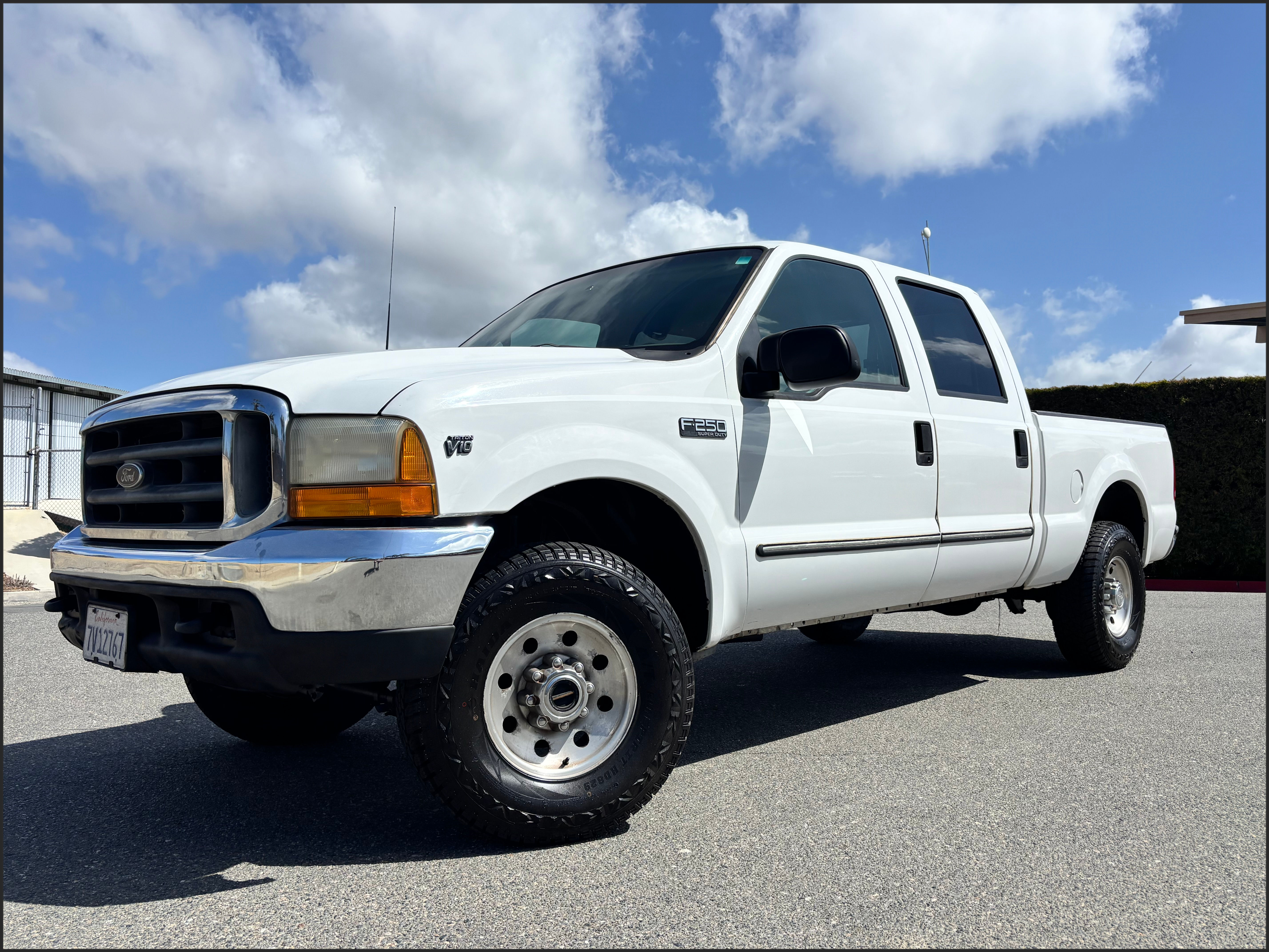 WHITE, 1999 FORD F250 SUPER DUTY CREW CAB Image 
