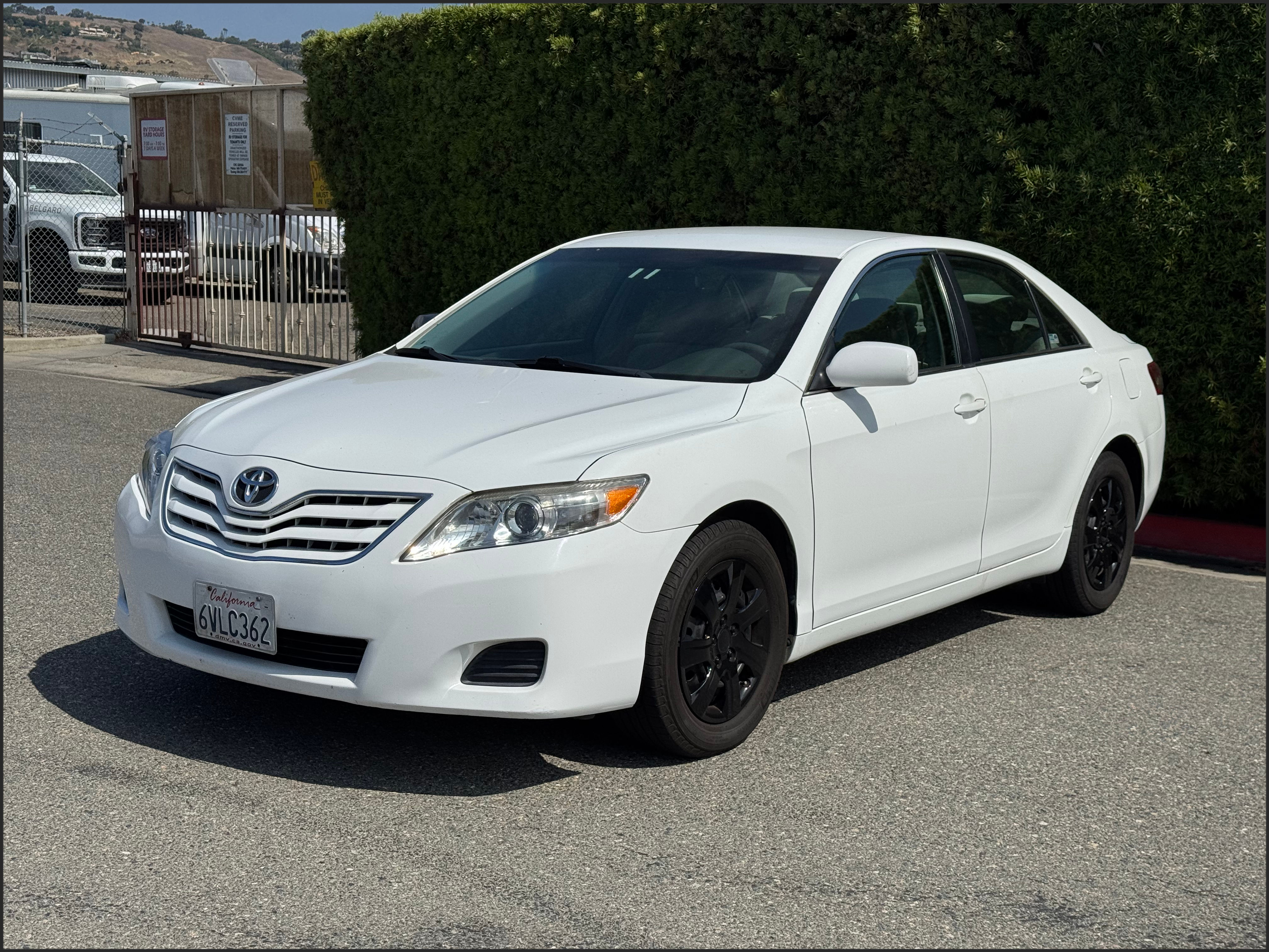 WHITE, 2011 TOYOTA CAMRY Image 